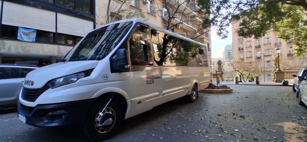 Minibús IVECO EURO 23 asientos - DoctorBus.com.ar